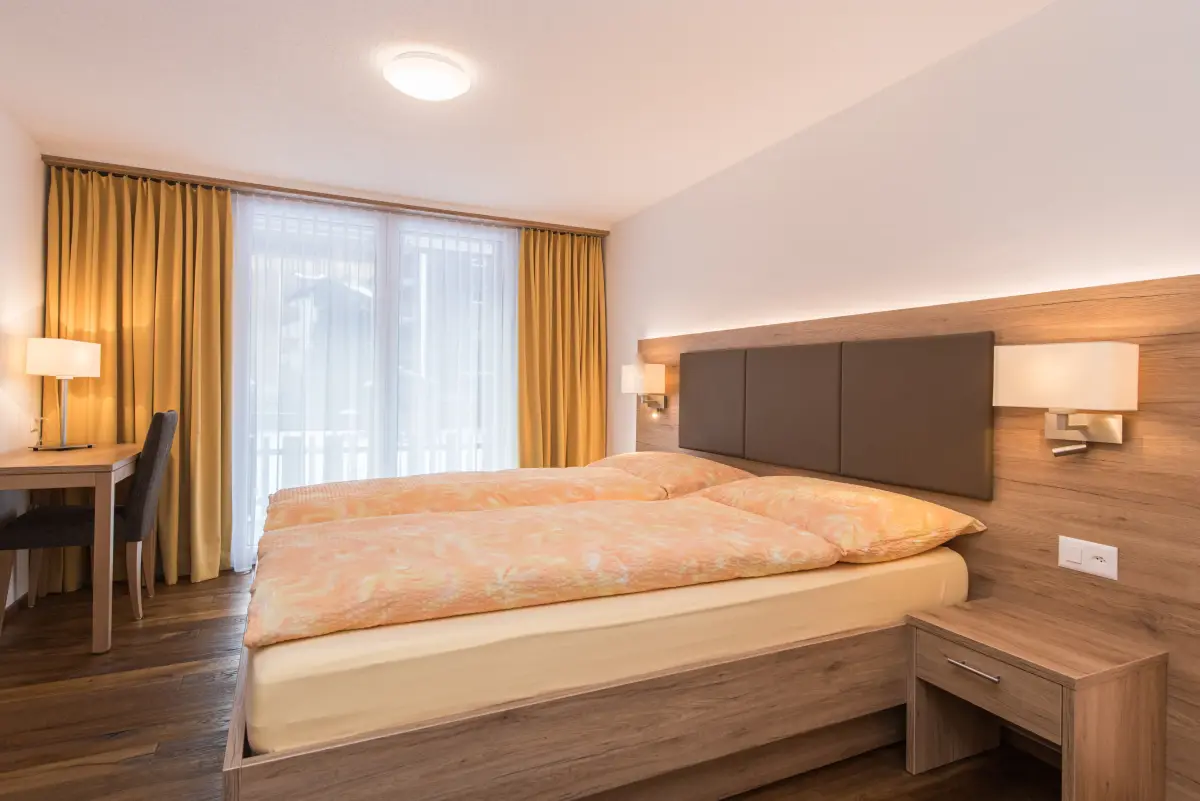 Heller Wohnbereich der Ferienwohnung Pollux in Zermatt